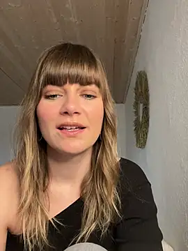 Snapshot of Milla__one chatting on February 13, 2025, 11:28 am Milla  one online show from February 13, 2025, 11:28 am