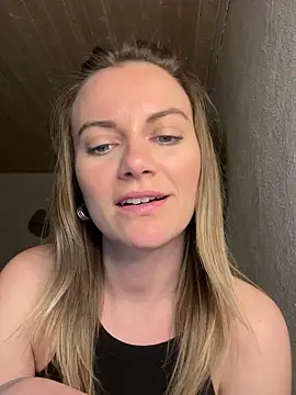 Snapshot of Milla__one chatting on March 4, 2025, 7:32 pm Milla  one online show from March 4, 2025, 7:32 pm