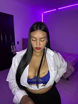 Snapshot of _NINA chatting on December 13, 2024, 2:32 am NINA online show from December 13, 2024, 2:32 am