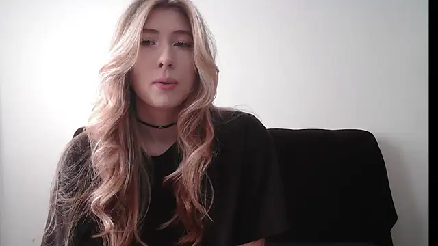 ErikaShyy online show from October 30, 2025, 10:13 am