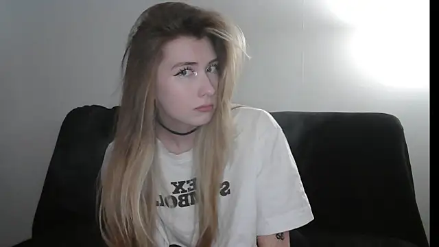 ErikaShyy online show from April 1, 2026, 1:41 pm