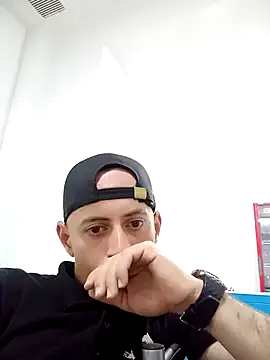 Snapshot of 97Alejo chatting on October 26, 2025, 10:32 pm 97Alejo online show from October 26, 2025, 10:32 pm
