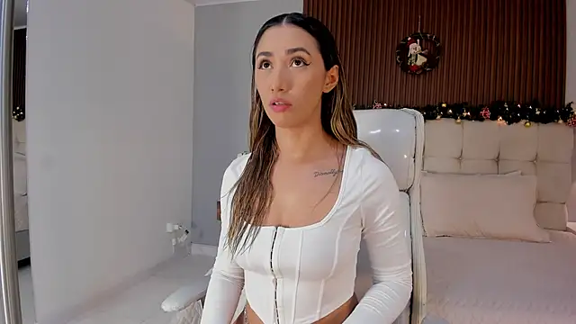 Snapshot of Emma23__ chatting on December 2, 2025, 6:15 am Emma23 online show from December 2, 2025, 6:15 am