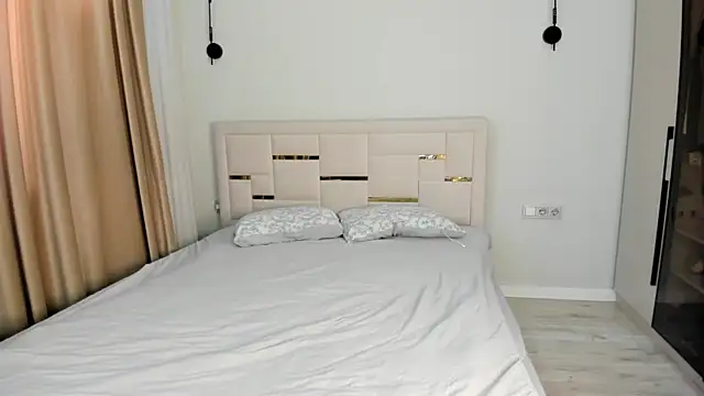 Lola Peach online show from March 30, 2026, 5:09 am