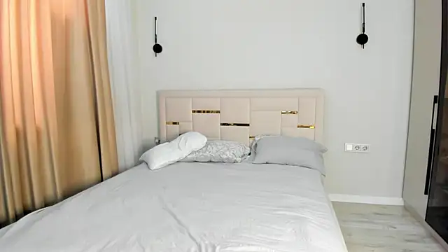 Lola Peach online show from February 28, 2026, 6:02 am