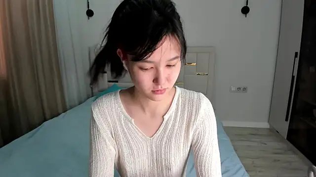 Lola Peach online show from May 24, 2026, 4:12 am