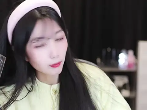 Nuyoah-77 online show from December 15, 2025, 1:28 pm