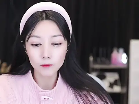 Nuyoah-77 online show from December 4, 2025, 1:32 pm