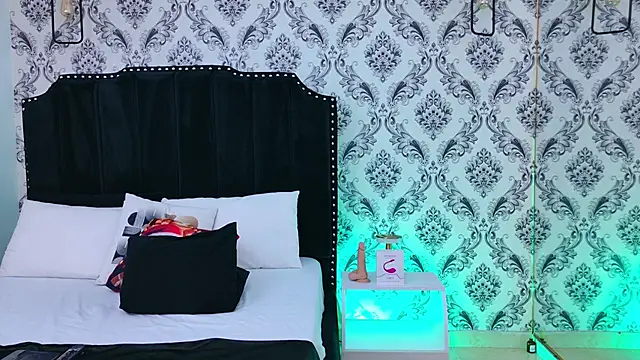 SaaraBrown online show from November 22, 2025, 4:17 pm