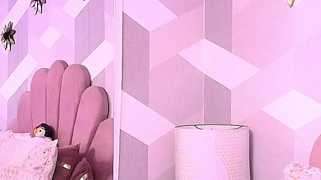 Snapshot of KylieMonnett chatting on November 14, 2025, 9:18 pm KylieMonnett online show from November 14, 2025, 9:18 pm