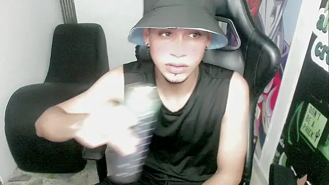 zacariasss  online show from December 29, 2024, 2:06 am