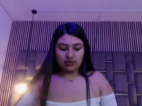 SarahStones online show from July 6, 2026, 9:06 pm