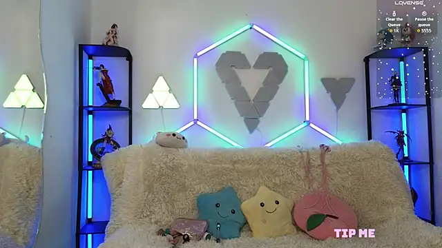 littlevixen18 online show from November 19, 2025, 1:44 pm