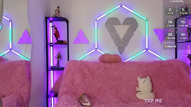 littlevixen18 online show from November 11, 2025, 2:01 pm