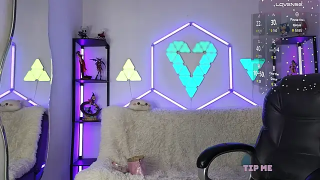 littlevixen18 online show from September 17, 2025, 2:08 pm