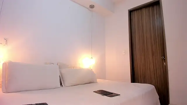 Snapshot of Mariana_Synn chatting on July 25, 2026, 1:24 am Mariana Synn online show from July 25, 2026, 1:24 am