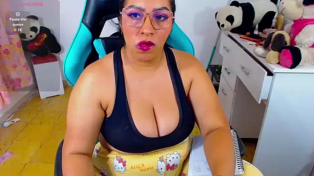 Snapshot of lulu_ferrer chatting on February 18, 2025, 3:21 am lulu ferrer online show from February 18, 2025, 3:21 am