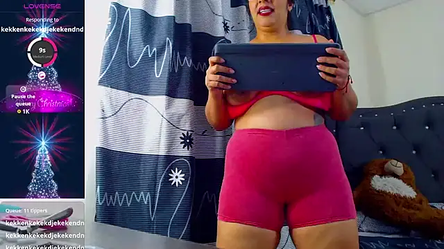 Snapshot of lulu_ferrer chatting on December 20, 2024, 10:00 pm lulu ferrer online show from December 20, 2024, 10:00 pm