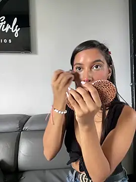 Snapshot of RoxyRoss_ chatting on February 21, 2025, 1:55 pm RoxyRoss online show from February 21, 2025, 1:55 pm