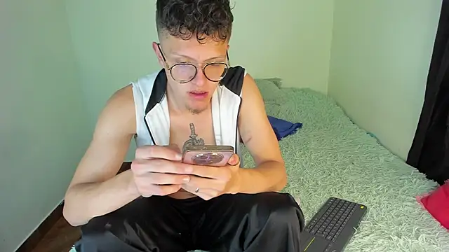 Snapshot of CelesteXCute chatting on February 21, 2025, 1:11 pm CelesteXCute online show from February 21, 2025, 1:11 pm