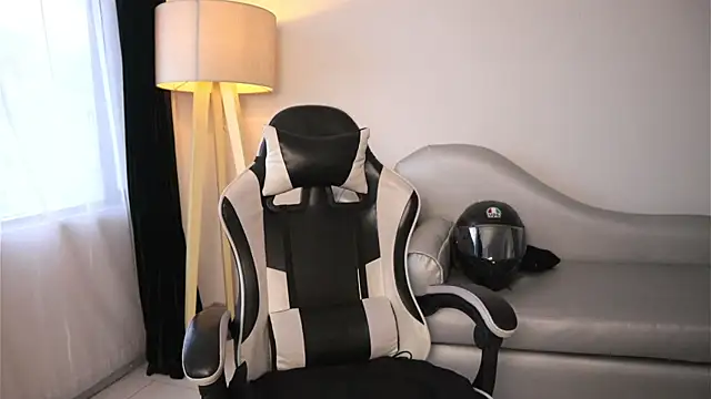 ashleyvalirya online show from April 8, 2026, 7:48 pm