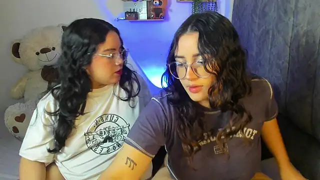 Snapshot of maddie-and-chelsea- chatting on November 28, 2025, 9:53 am maddie-and-chelsea- online show from November 28, 2025, 9:53 am