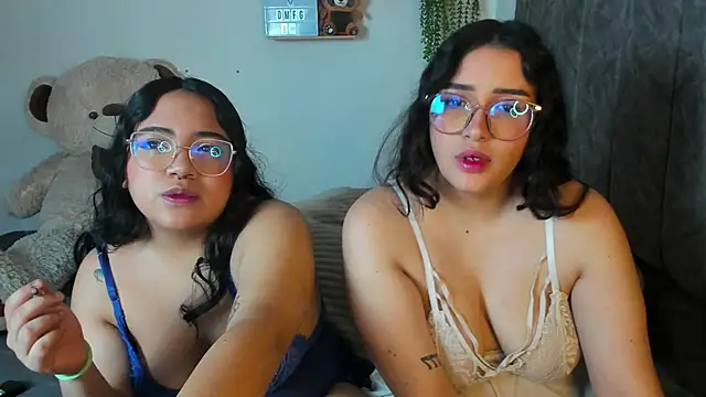 Snapshot of maddie-and-chelsea- chatting on December 19, 2025, 1:02 pm maddie-and-chelsea- online show from December 19, 2025, 1:02 pm