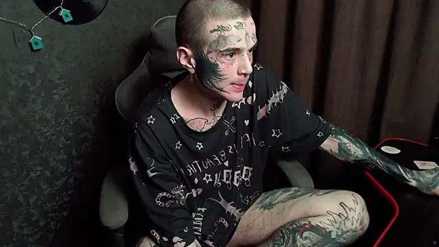 Snapshot of lonelycrystal chatting on September 29, 2025, 6:46 pm lonelycrystal online show from September 29, 2025, 6:46 pm