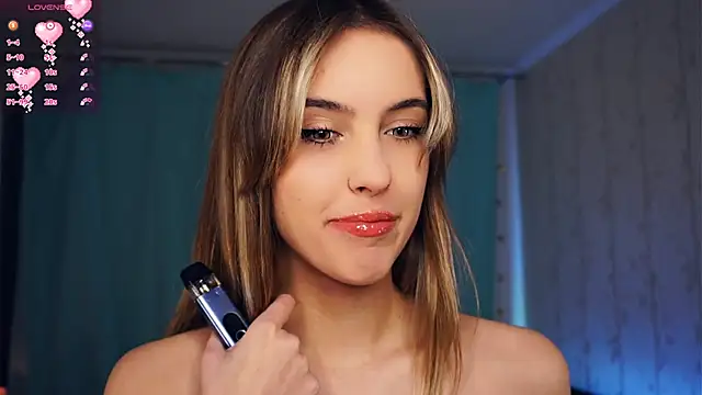 FannyHewson online show from December 2, 2025, 8:10 pm