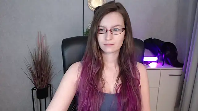 Snapshot of emmaxDelight chatting on December 17, 2025, 6:18 am emmaxDelight online show from December 17, 2025, 6:18 am