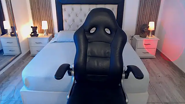 Snapshot of zoe_jones13 chatting on November 10, 2025, 12:04 am zoe jones13 online show from November 10, 2025, 12:04 am