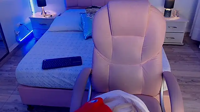 zoe jones13 online show from December 18, 2025, 3:44 am