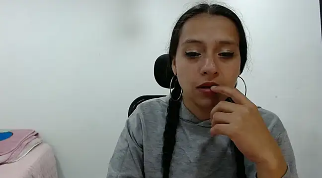 loren3124 online show from December 12, 2024, 4:15 am