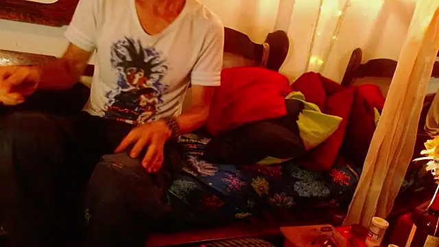 Snapshot of laye19 chatting on February 12, 2026, 6:57 am laye19 online show from February 12, 2026, 6:57 am