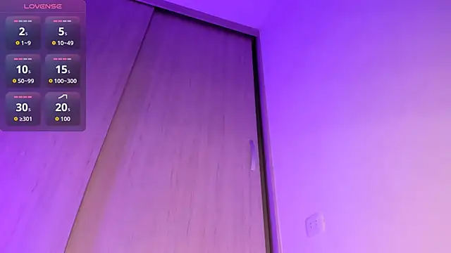 CoralineKam1 online show from November 7, 2025, 9:52 pm