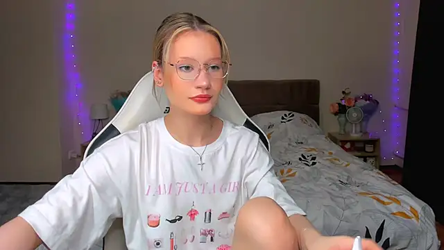 Snapshot of DearLia chatting on September 23, 2025, 8:16 pm DearLia online show from September 23, 2025, 8:16 pm