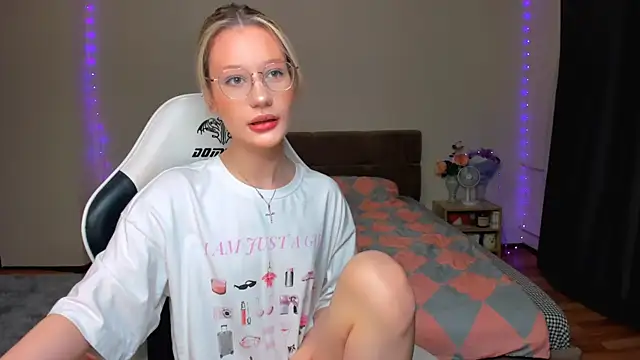 Snapshot of DearLia chatting on October 11, 2025, 10:22 pm DearLia online show from October 11, 2025, 10:22 pm