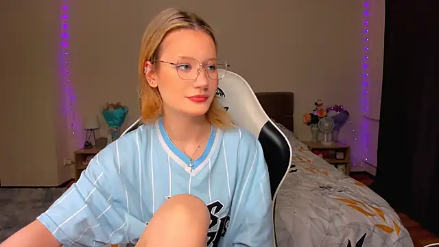 Snapshot of DearLia chatting on September 30, 2025, 8:15 pm DearLia online show from September 30, 2025, 8:15 pm