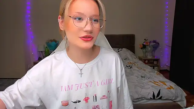 Snapshot of DearLia chatting on September 25, 2025, 8:04 pm DearLia online show from September 25, 2025, 8:04 pm