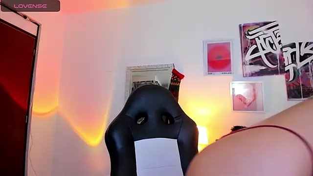 Snapshot of AnnieHuntters chatting on December 10, 2024, 2:16 am AnnieHuntters online show from December 10, 2024, 2:16 am