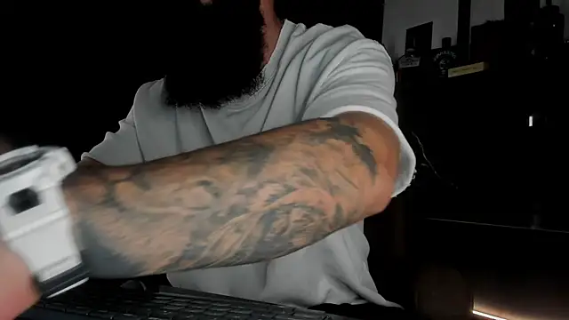 Snapshot of axxelrich_ chatting on October 18, 2025, 4:47 am axxelrich online show from October 18, 2025, 4:47 am