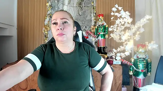 Danna topless online show from December 22, 2025, 12:05 pm