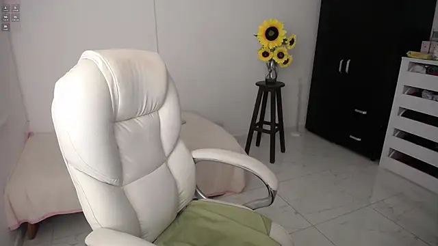 Chiraz hasnaa online show from February 5, 2025, 10:11 pm