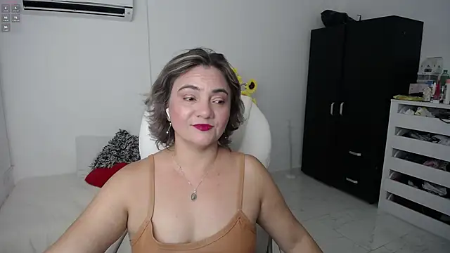 Chiraz hasnaa online show from March 4, 2025, 11:11 pm