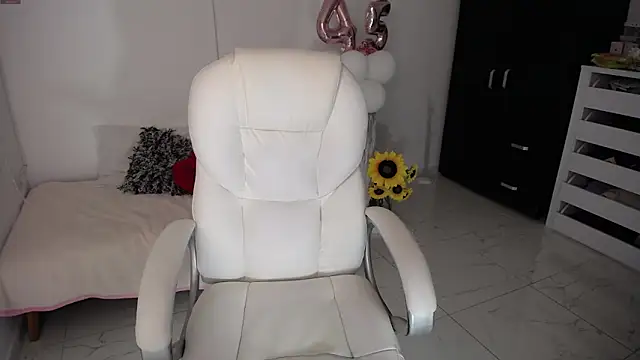 Chiraz hasnaa online show from January 24, 2025, 2:49 am