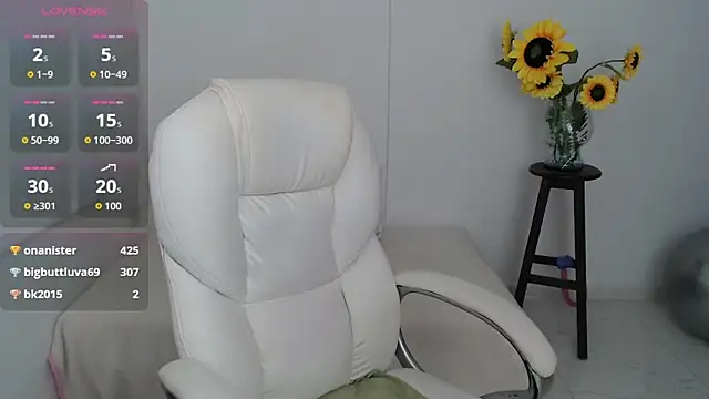 Chiraz hasnaa online show from October 25, 2025, 4:29 pm