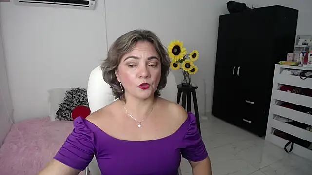 Chiraz hasnaa online show from February 18, 2025, 1:43 am