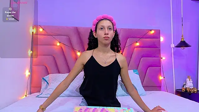 Beautifulskinny18 online show from October 14, 2025, 8:31 pm