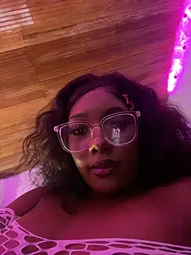 TIFFANYYSTAR online show from June 3, 2026, 2:33 pm
