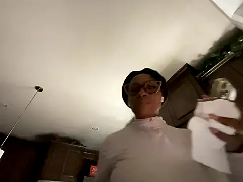 Snapshot of wynterheat chatting on December 21, 2025, 6:15 am wynterheat online show from December 21, 2025, 6:15 am